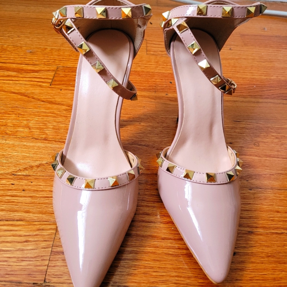Nude pointy studded heels
